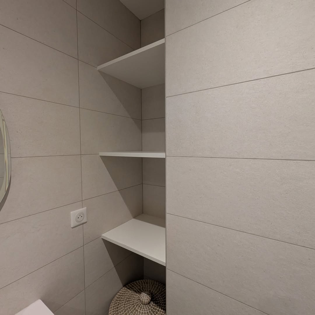 Projet 22 - Étagères de salle de bain - fixation invisible